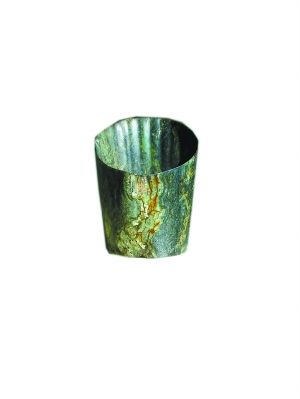 剥除黑皮的斜口筒形玉器。