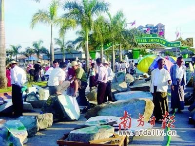 广东玉商在缅甸公盘“赌石”。资料图片