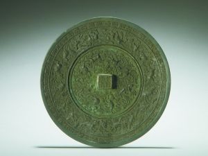 清乾隆仿唐海兽葡萄纹镜。