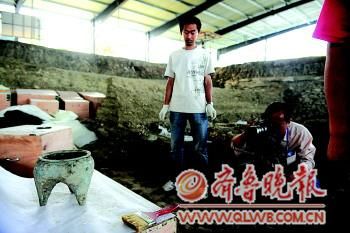 每提取一件器物都拍照留档。
