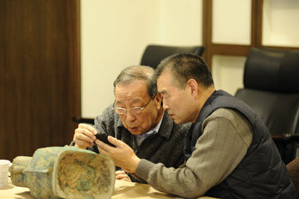 2010年在国家文物局鉴定青铜器。