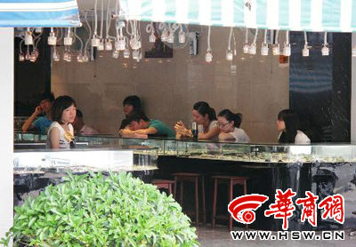 阳美玉石市场，商家等待顾客