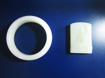 和田羊脂玉挂件和手镯赝品。