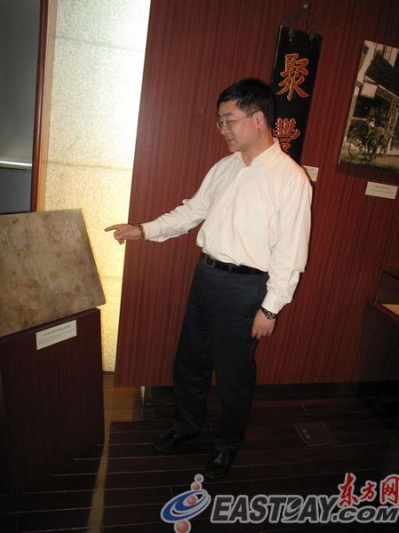 上海市银行博物馆副馆长徐宝明介绍馆藏精品。