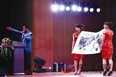 6月13日晚，园宝斋“慈善之夜”公益拍卖会现场东莞时报资料图 记者 陈帆 摄