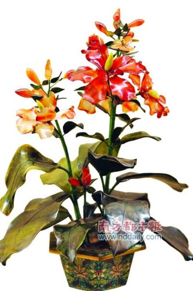 这盆玉兰花以玉雕叶，以<a href=