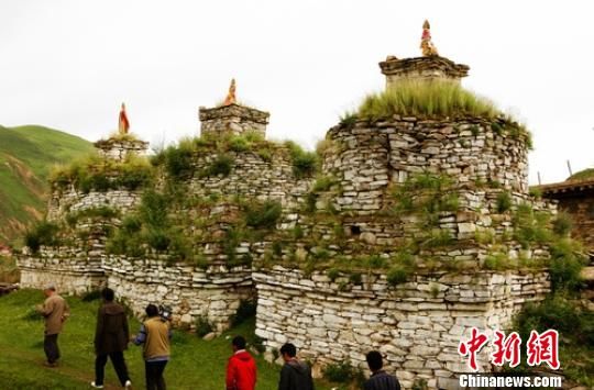 色达县旭日乡发现三座千年佛塔。（摄影：根秋多吉）