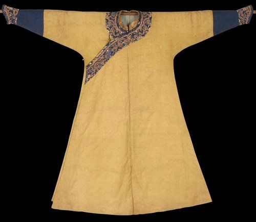 图2  清皇太极御用黄色团龙纹常服袍（袍服面料为暗团龙纹，其领口、袖口处均为织金云龙纹。全长130厘米，袖长83厘米，腰宽62厘米，下摆102厘米）。