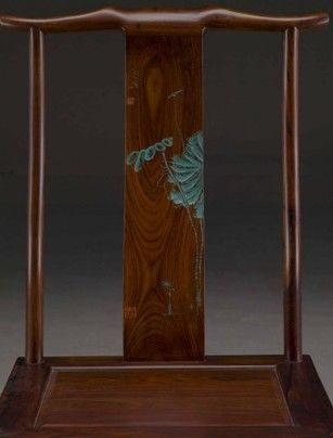 八大山人图画为原型雕刻的餐桌椅。