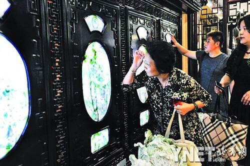 百子图玉石屏风。