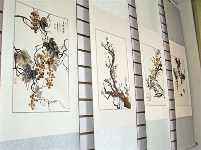 图为用鸡、鸭、鹅毛创作而出的“葡萄”、“梅花”等羽毛国画作品。强雯 摄
