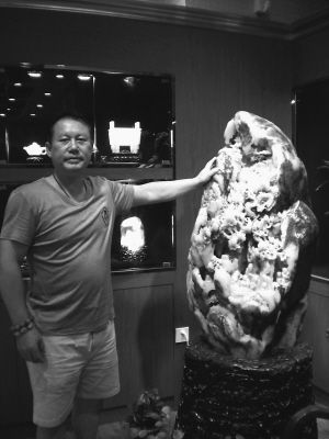 王家兴与他的镇店之宝，名为“更上一层楼”，高1.8米，重达500公斤的<a href=