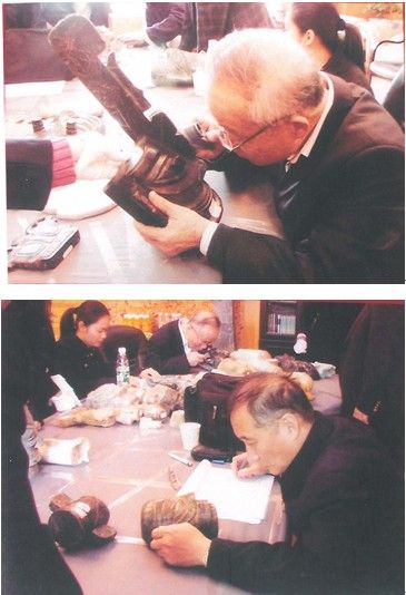 图1 专家们正在用放大镜（上）和肉眼（下）来“鉴定”三星堆玉器