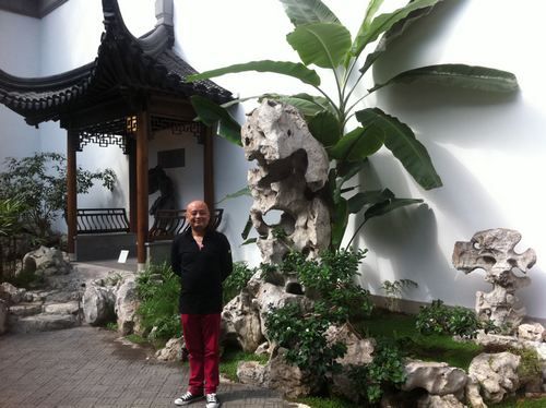 蔡小松与大都会馆里面的中国式庭院。