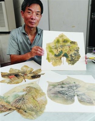 昨天，庞彦德展示《韶山之晨》等树叶画新作。杭兴微摄