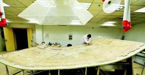 专家正在修复山西距今1500年北齐古墓壁画。