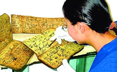 云南民族博物馆民族古籍文化研究人员在整理从丽江民间收集来的纳西族象形文字书籍。 