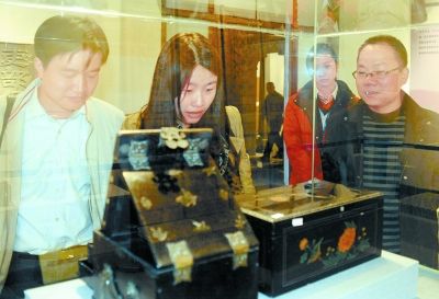 市民在长沙市博物馆内参观民国时期的家具。（资料照片）本报记者 赵持 摄