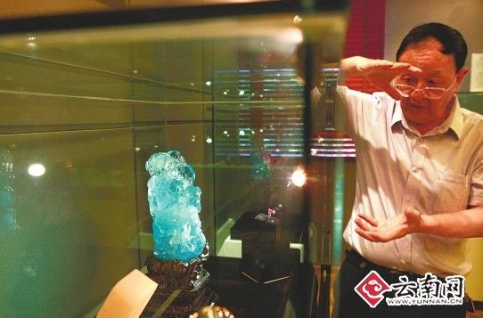 吴世泽在介绍馆藏的云南出产的天然宝石 摄影：付兴华