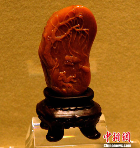图为该“海峡艺交会”上寿山石雕刻艺术家郭卓怀创作的田黄石薄意雕刻作品《放牧》，在刀法与章法上吸取了传统寿山石雕技艺之精华，并结合当代人的审美观点，师古而不泥古，令作品既具传统又显新意。中新社发刘可耕 摄 
