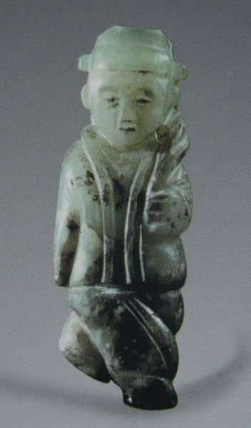 金玉童子 高5.1cm（引自《文物藏品顶级标准图例-玉器卷》）