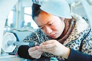 越来越多的扬州年轻人加入了琢玉行列。刘广寿 摄（资料图片）