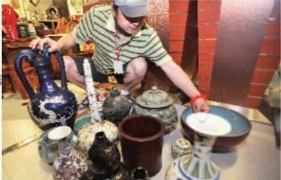 9月5日上午，洪先生在自己的店内清点失而复得的部分藏品。