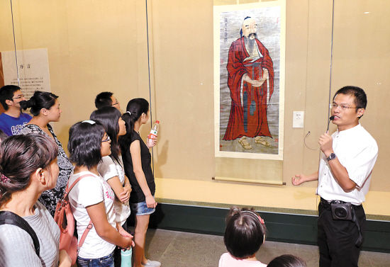 陈志平在讲解傅山作品 羊城晚报记者 郑迅 摄