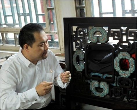 （关毅先生亲自参与故宫延趣楼文物家具的勘察与修复）