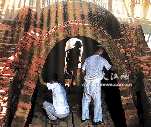 　余云山、余和柱是景德镇目前仅有的两位掌握着挛窑技艺的老手艺人。去年景德镇清代镇窑（蛋形窑）大修并复烧成功以及今年的明代葫芦窑复烧，把这两位老手艺人推到了媒体的镜头前。