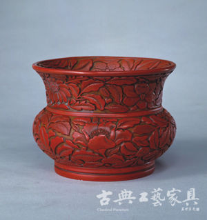 元 杨茂剔红花卉纹尊，现藏于故宫博物院。（图片提供：傅大维）