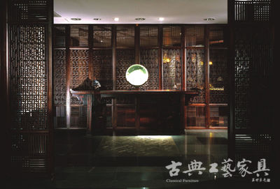嘉兴南湖1921国际俱乐部酒店的 大堂吧玄关，翘头案恰当地营造出一种雅致氛围。（图片提供：文格空间室内设计）