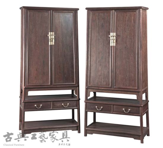 061  紫檀圆角柜（成对），RMB 300，000-500，000