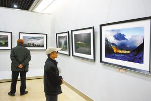 百幅摄影油画展现“五个重庆”美景。