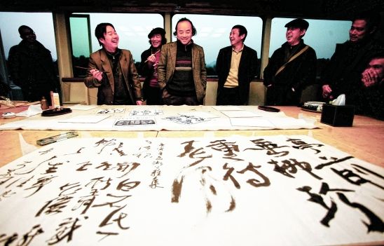 “书法派对”昨天在西湖上举行。魏志阳 摄