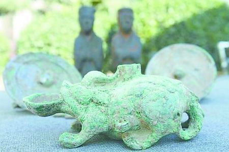 铜瑞兽砚滴。