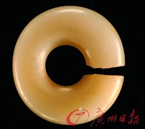 马家浜文化玉髓质扁平环形玉?