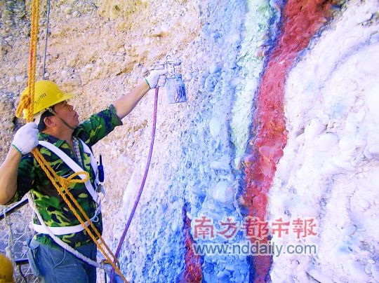 2004年9月，常嘉煌在党河绝壁上喷绘巨幅壁画《飞天》。受访者供图