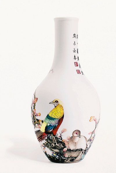 清乾隆御制珐琅彩“锦鸡花石”图胆瓶