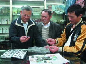 苏瑞光（图左）陈建平（图中）等专家正在鉴定古钱币。