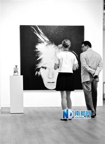 挂在墙上的就是安迪?沃霍尔的“惊恐的假发系列”之一《自画像》