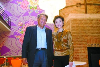 2007年底，尤伦斯当代艺术中心落户北京798艺术区，媒体纷至沓来。图为尤伦斯接受杨澜采访后合影。