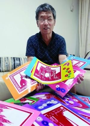 李宏展示剪纸作品 记者 马晶晶 摄