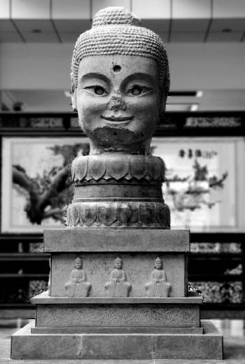 青州市博物馆展出的佛头（图片来源：大众日报）