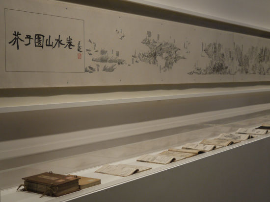 总的来说，从这个多少带有回顾气息的展览看来，最近十多年的徐冰正在给转化与变形注入更多衰颓的意味。（展览中最大的一件作品，是在侧厅布展的《芥子园山水卷》，创作于2010 年）