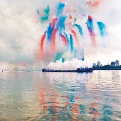 8月8日，黄浦江，蔡国强“白日焰火”开幕式。有评论说，当代艺术的构成中，观众也是创作的一环，并以“白日焰火”为例，说当黄浦江上的硝烟散尽之后，一切都得依赖于媒介的重构，无数的摄像和影像的记录，无数的叫好声、质疑声和抱怨声，共同并不断地一次又一次地建构和重构这个作品。 小乾 摄