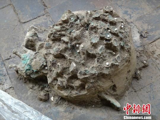 出土时的萧后冠饰　陕西省文物保护研究院　摄