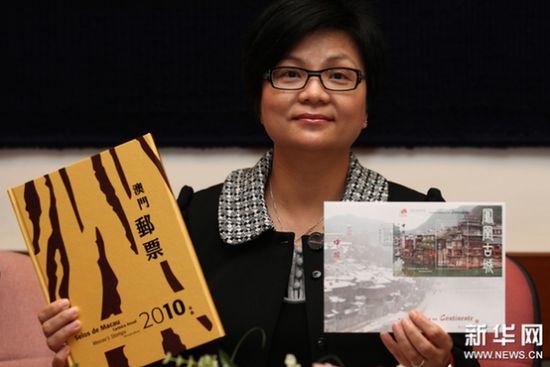 2月28日，澳门特区邮政局局长刘惠明介绍新邮品发行情况。新华网图片 张金加 摄