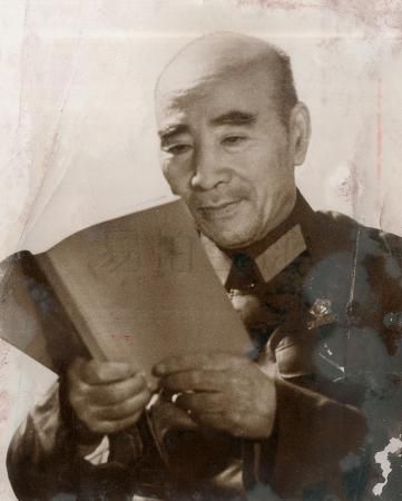 11月19日，北京华辰秋季拍卖会展出江青1971年为林彪拍摄的罕见照片《孜孜不倦》。江青当时为了避免脸部阴影，让林彪未戴军帽。此照片同年八月发表了彩色版。贾国荣摄