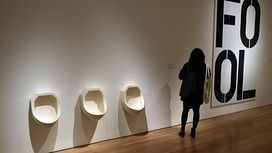 罗伯特•戈贝尔1988年的装置作品“三个小便池”